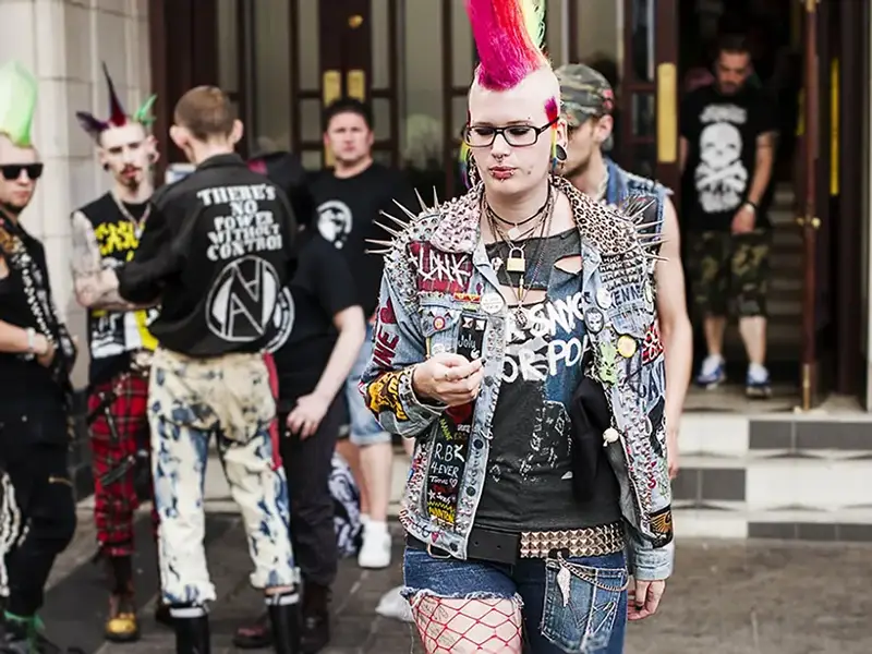 دختر با پیرسینگ زنجیر و موی صورتی قرمز